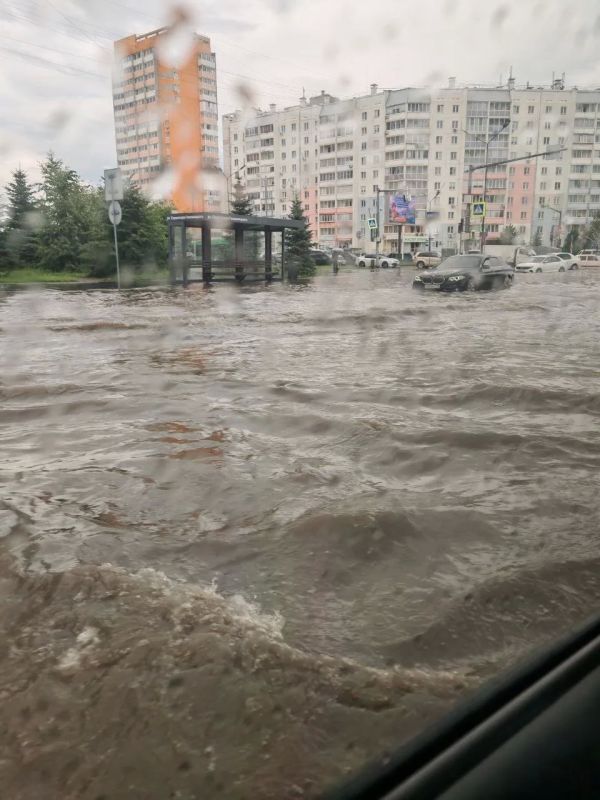 На концерт — по воде: челябинцы делятся фотографиями последствий ливня На концерт — по воде: челябинцы делятся фотографиями последствий ливня