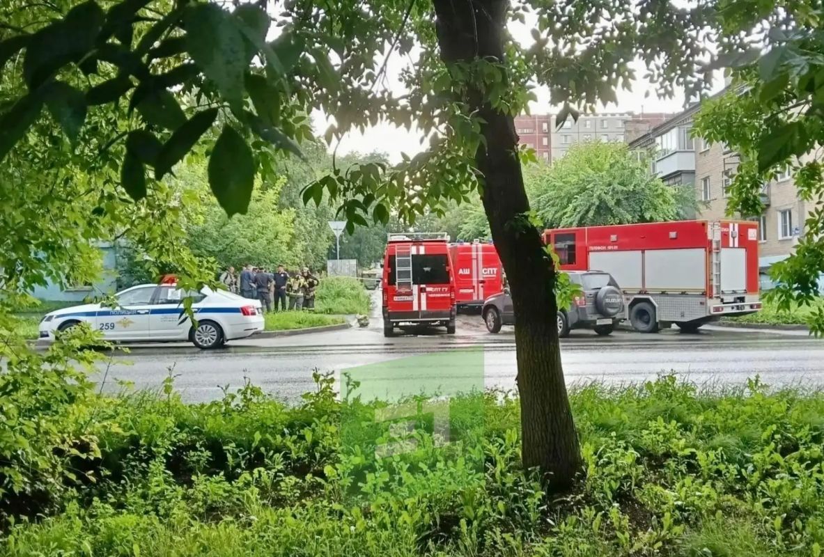 Коробка с химикатами во дворе Челябинска Коробка с химикатами во дворе Челябинска