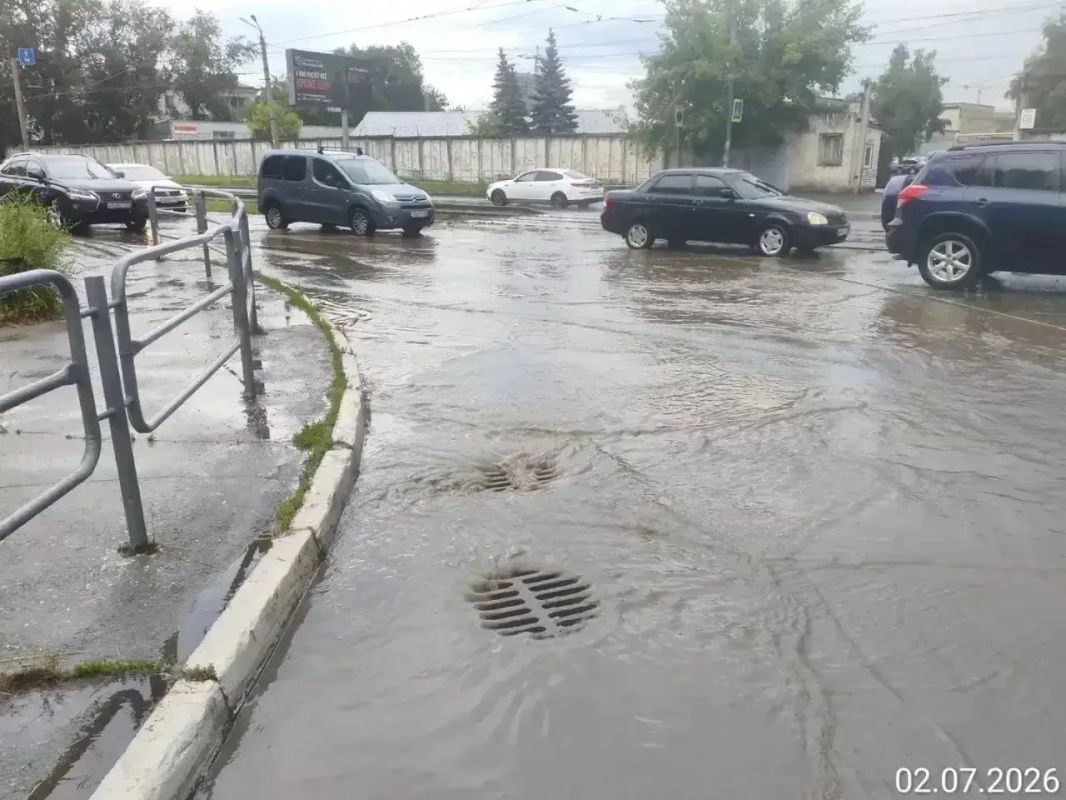 В Челябинске устраняют последствия ливня В Челябинске устраняют последствия ливня