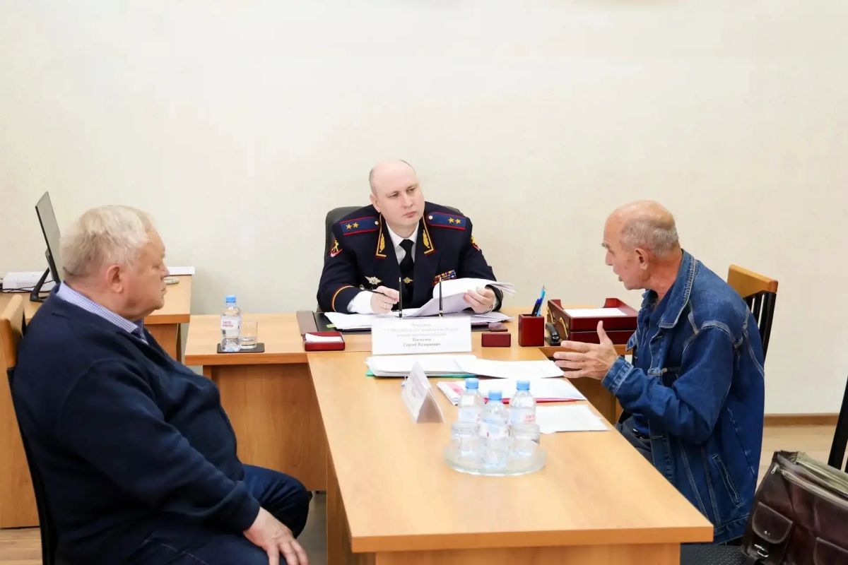 Начальник Главка Сергей Космачев и председатель Общественного совета Владимир Майоров провели приём граждан Начальник Главка Сергей Космачев и председатель Общественного совета Владимир Майоров провели приём граждан