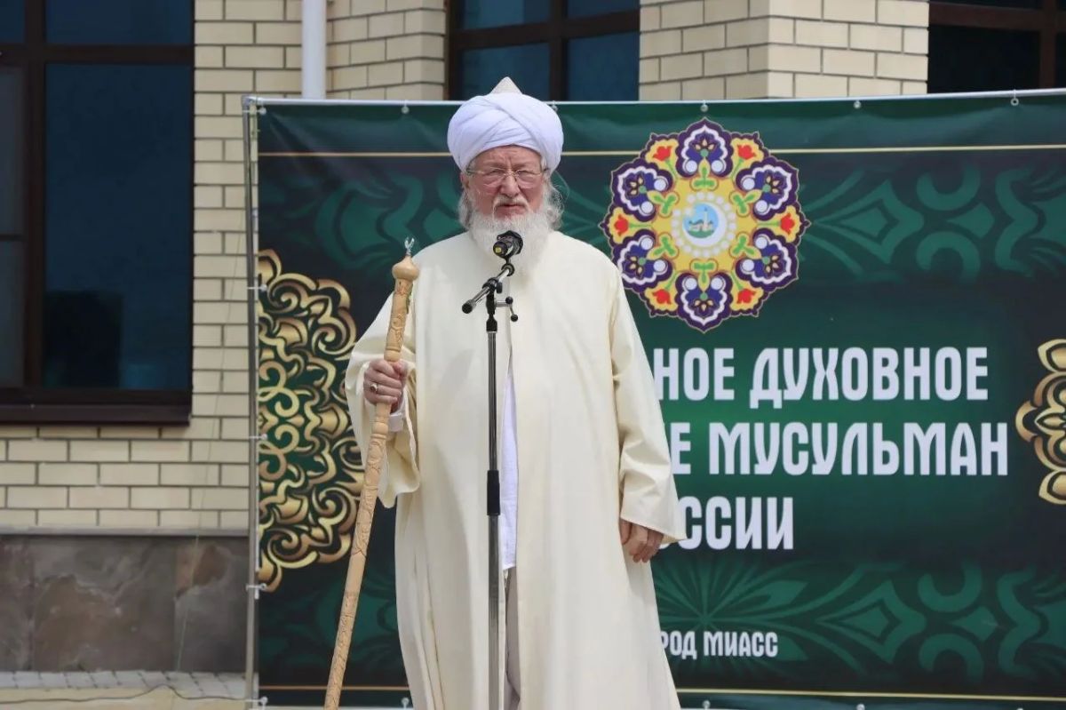 Мечеть с двумя минаретами и уникальным куполом открыли в Миассе Мечеть с двумя минаретами и уникальным куполом открыли в Миассе