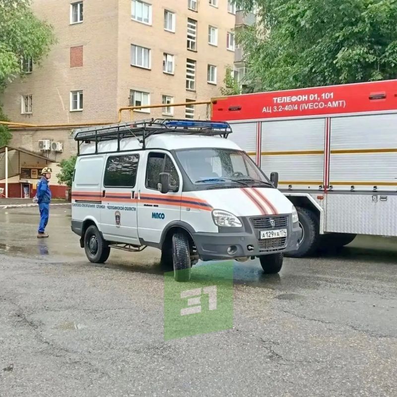 Коробка с химикатами во дворе Челябинска Коробка с химикатами во дворе Челябинска