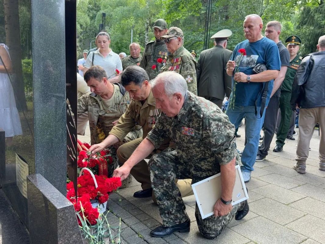 Дмитрий Саблин: 1 июля, в День ветеранов боевых действий, у памятника воинам-интернационалистам в Троицке собрались те, для кого слова долг и честь наполнены особым смыслом Дмитрий Саблин: 1 июля, в День ветеранов боевых действий, у памятника воинам-интернационалистам в Троицке собрались те, для кого слова долг и честь наполнены особым смыслом