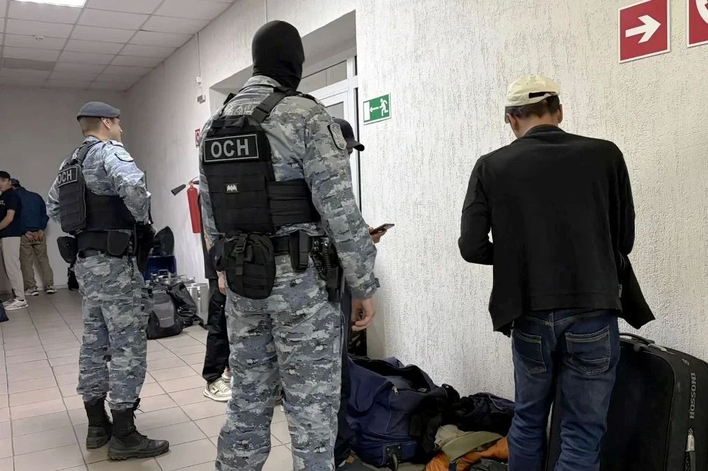 Выявленных полицейскими ГУ МВД региона нарушителей миграционного законодательства сегодня выдворят за пределы Российской Федерации Выявленных полицейскими ГУ МВД региона нарушителей миграционного законодательства сегодня выдворят за пределы Российской Федерации