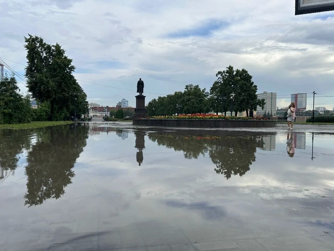 На концерт — по воде: челябинцы делятся фотографиями последствий ливня На концерт — по воде: челябинцы делятся фотографиями последствий ливня