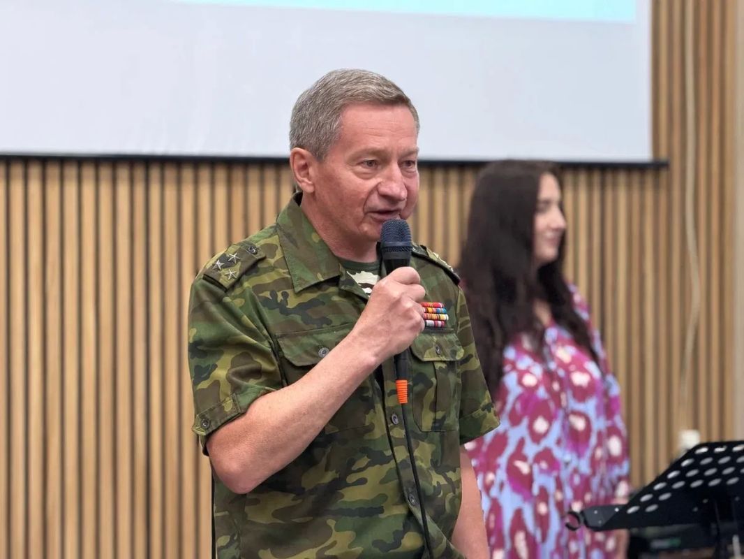 Дмитрий Саблин: 1 июля, в День ветеранов боевых действий, у памятника воинам-интернационалистам в Троицке собрались те, для кого слова долг и честь наполнены особым смыслом Дмитрий Саблин: 1 июля, в День ветеранов боевых действий, у памятника воинам-интернационалистам в Троицке собрались те, для кого слова долг и честь наполнены особым смыслом