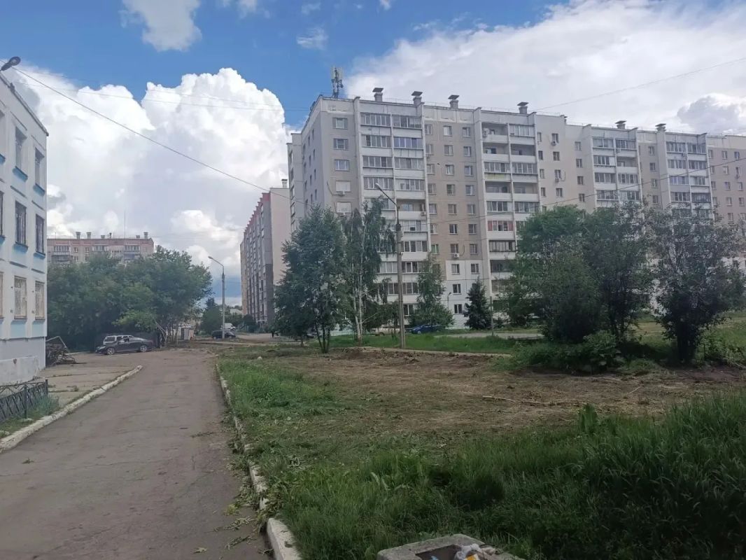 В копейской школе демонтируют старое ограждение В копейской школе демонтируют старое ограждение