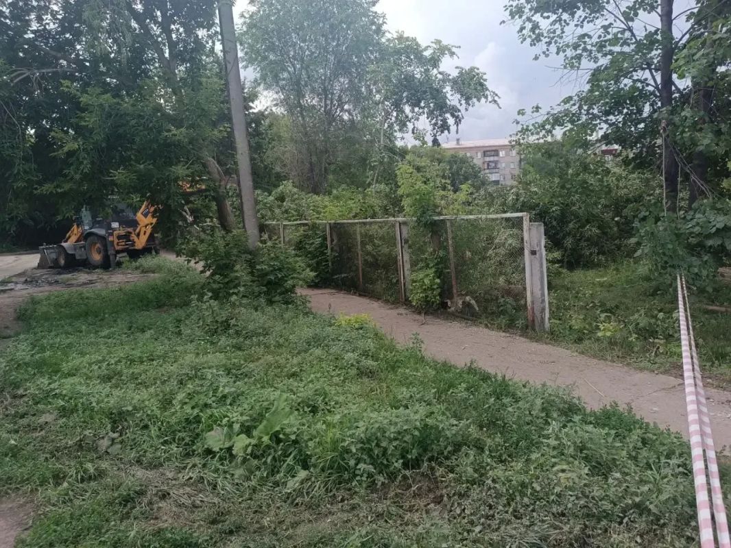 В копейской школе демонтируют старое ограждение В копейской школе демонтируют старое ограждение