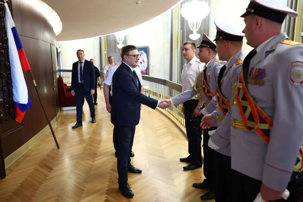 Алексей Текслер поздравил сотрудников и ветеранов Госавтоинспекции с профессиональным праздником Алексей Текслер поздравил сотрудников и ветеранов Госавтоинспекции с профессиональным праздником