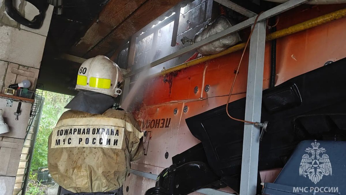 Молния попала в дом?. Во время грозы в Каслях произошел пожар - вспыхнула крыша Молния попала в дом?. Во время грозы в Каслях произошел пожар - вспыхнула крыша