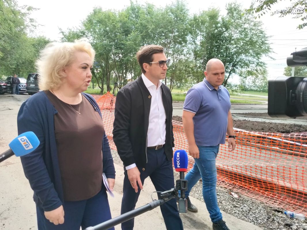 Что может быть лучше утренней прогулки в парке? Этим мы и займемся: вместе с мэром Алексеем Лошкиным проверяем, как благоустраивают пространство рядом со скульптурой "Урал - каменная сказка России" на улице Новороссийской Что может быть лучше утренней прогулки в парке? Этим мы и займемся: вместе с мэром Алексеем Лошкиным проверяем, как благоустраивают пространство рядом со скульптурой "Урал - каменная сказка России" на улице Новороссийской