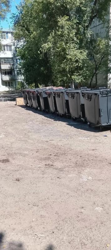 В Луганске меняют старые мусорные баки на новые пластиковые В Луганске меняют старые мусорные баки на новые пластиковые