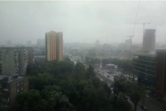Сильный ливень парализовал движение в Челябинске