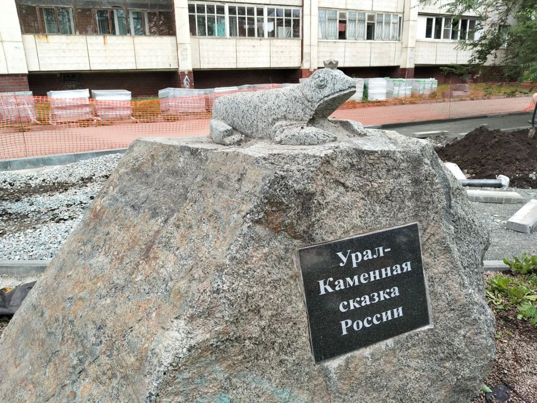Что может быть лучше утренней прогулки в парке? Этим мы и займемся: вместе с мэром Алексеем Лошкиным проверяем, как благоустраивают пространство рядом со скульптурой "Урал - каменная сказка России" на улице Новороссийской Что может быть лучше утренней прогулки в парке? Этим мы и займемся: вместе с мэром Алексеем Лошкиным проверяем, как благоустраивают пространство рядом со скульптурой "Урал - каменная сказка России" на улице Новороссийской