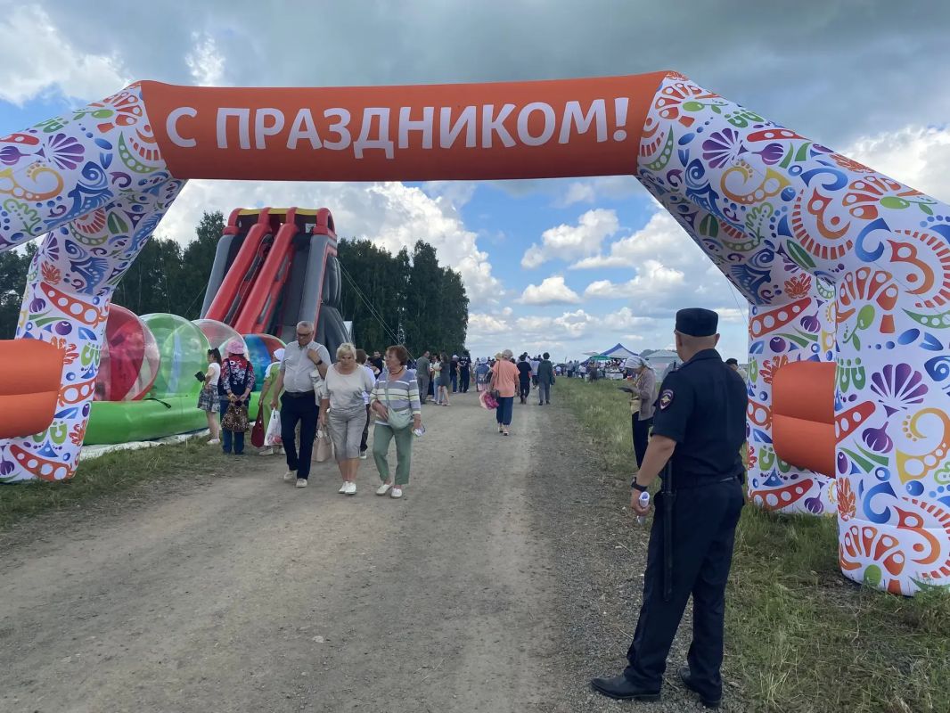 В Челябинской области полицейские обеспечили охрану общественного порядка при проведении мероприятий, посвященных празднованию Сабантуя В Челябинской области полицейские обеспечили охрану общественного порядка при проведении мероприятий, посвященных празднованию Сабантуя