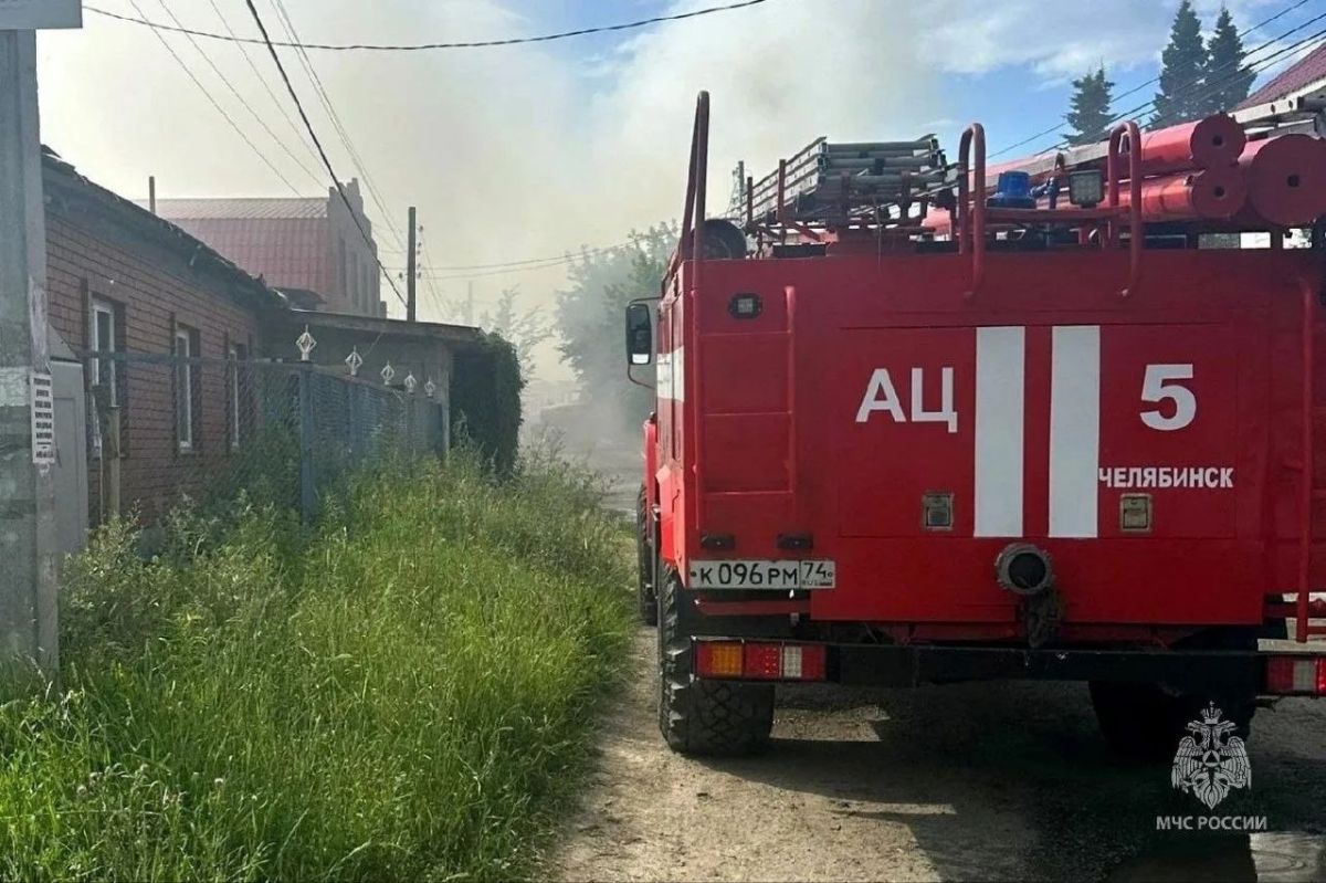 Пожар произошел в частном секторе Челябинска Пожар произошел в частном секторе Челябинска