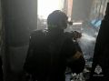 Пожарные вывели из задымленного подъезда 4 детей