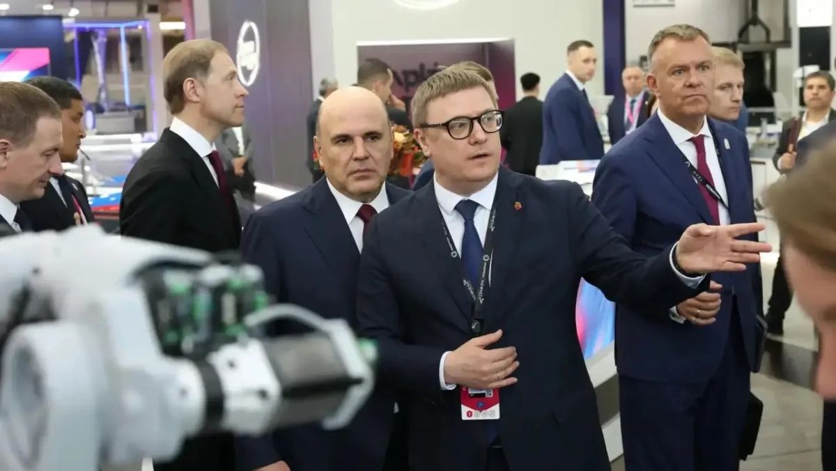 Михаил Мишустин оценил стенд Челябинской области на ИННОПРОМе Михаил Мишустин оценил стенд Челябинской области на ИННОПРОМе