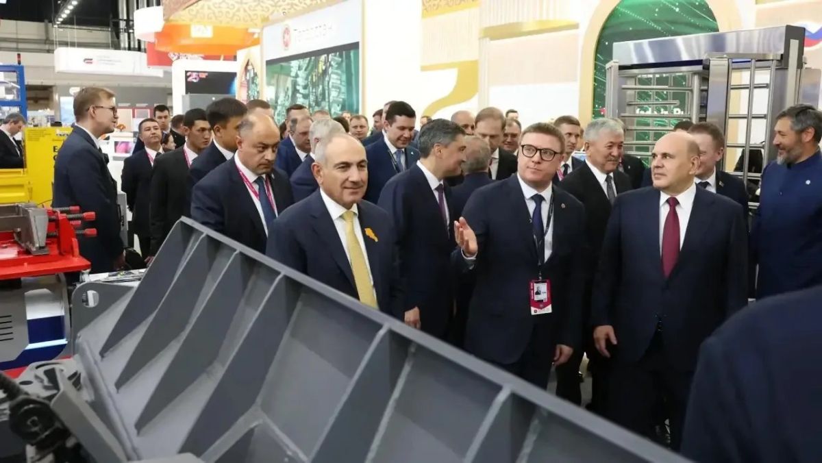 Михаил Мишустин оценил стенд Челябинской области на ИННОПРОМе Михаил Мишустин оценил стенд Челябинской области на ИННОПРОМе