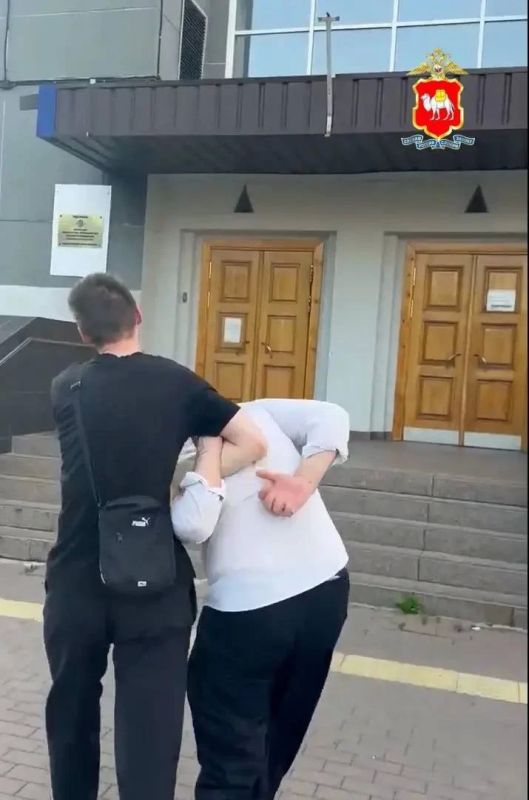 Молодой человек в Челябинске на вечеринке сжег российский паспорт Молодой человек в Челябинске на вечеринке сжег российский паспорт