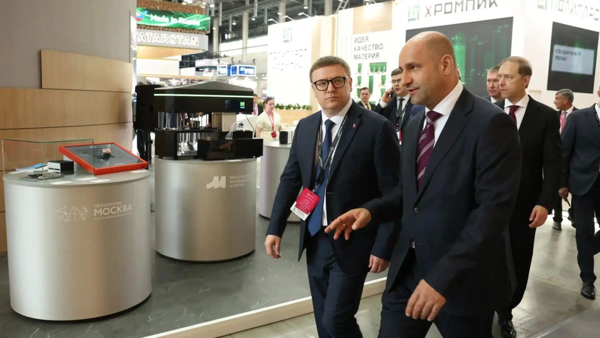 Председатель Правительства Российской Федерации Михаил Мишустин посетил стенд Челябинской области на Международной промышленной выставке ИННОПРОМ Председатель Правительства Российской Федерации Михаил Мишустин посетил стенд Челябинской области на Международной промышленной выставке ИННОПРОМ