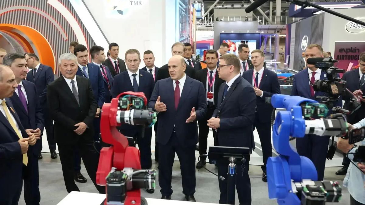 Председатель Правительства Российской Федерации Михаил Мишустин посетил стенд Челябинской области на Международной промышленной выставке ИННОПРОМ