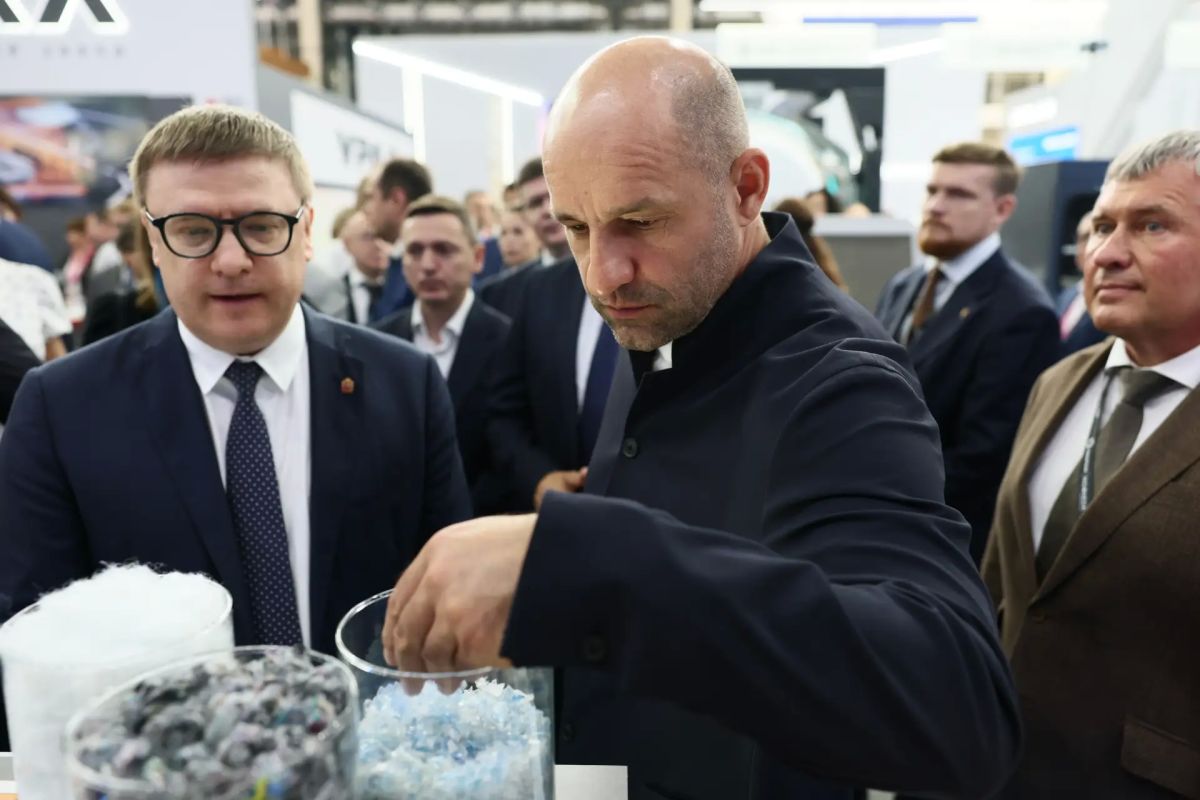 Полпред Президента РФ в УрФО Артем Жога ознакомился с экспозицией Челябинской области на ИННОПРОМ Полпред Президента РФ в УрФО Артем Жога ознакомился с экспозицией Челябинской области на ИННОПРОМ
