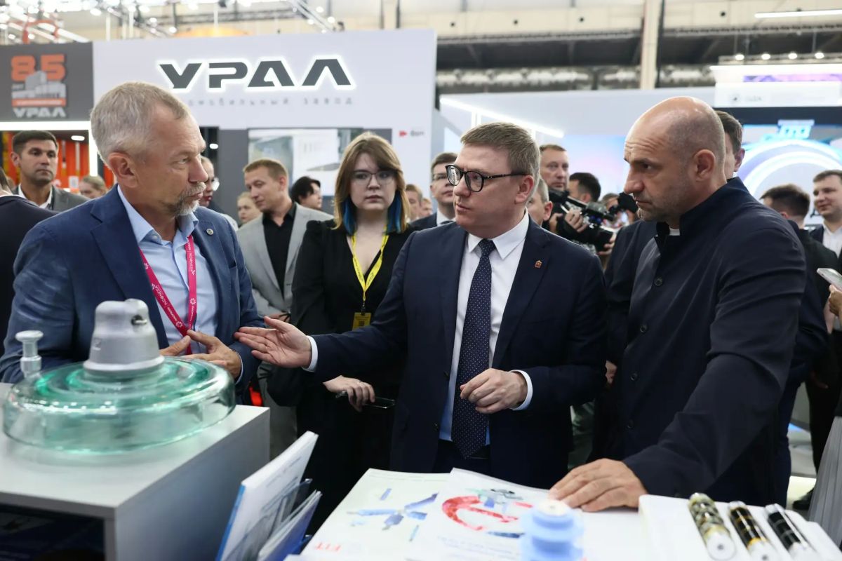 Полпред Президента РФ в УрФО Артем Жога ознакомился с экспозицией Челябинской области на ИННОПРОМ Полпред Президента РФ в УрФО Артем Жога ознакомился с экспозицией Челябинской области на ИННОПРОМ