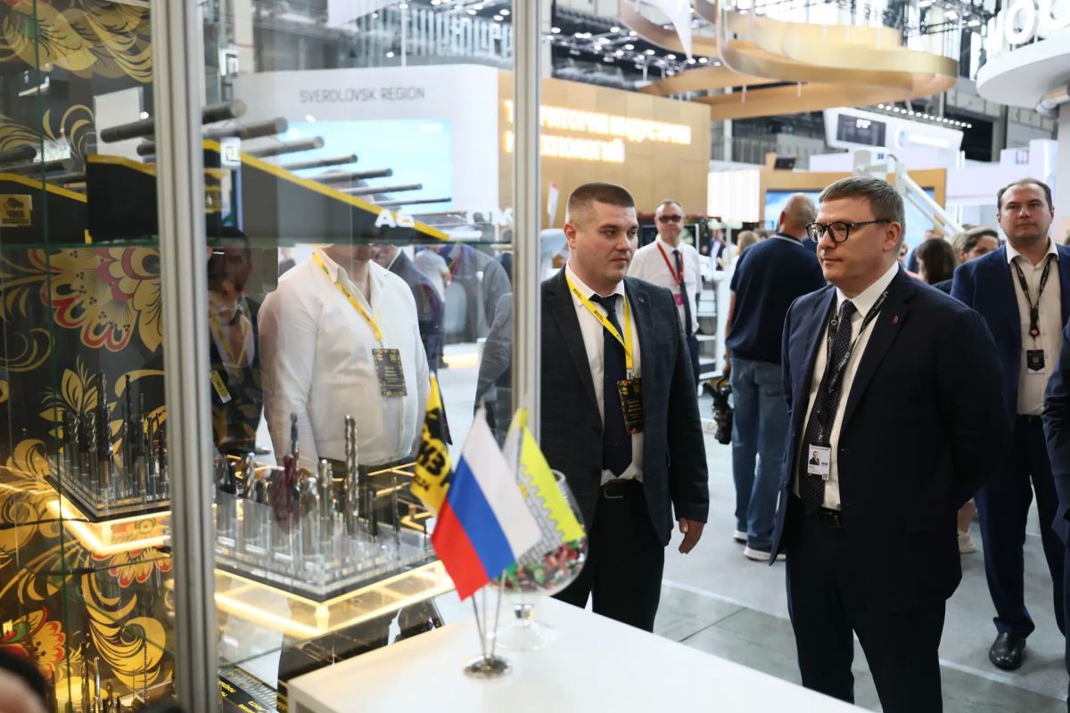 Алексей Текслер на Международной промышленной выставке ИННОПРОМ осмотрел индивидуальные стенды южноуральских предприятий Алексей Текслер на Международной промышленной выставке ИННОПРОМ осмотрел индивидуальные стенды южноуральских предприятий