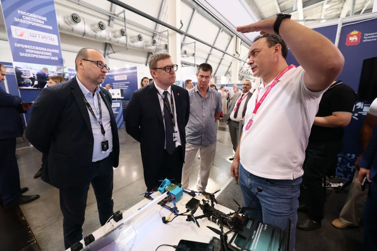 Алексей Текслер на Международной промышленной выставке ИННОПРОМ осмотрел индивидуальные стенды южноуральских предприятий Алексей Текслер на Международной промышленной выставке ИННОПРОМ осмотрел индивидуальные стенды южноуральских предприятий