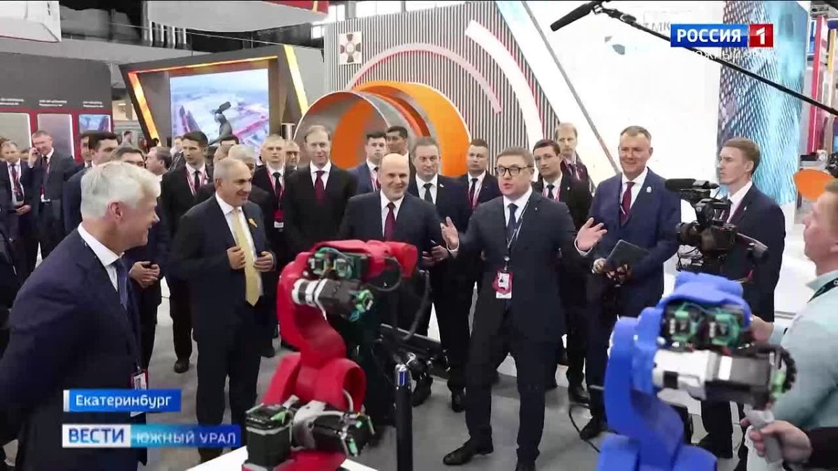 Михаилу Мишустину показали южноуральские разработки на "Иннопроме"