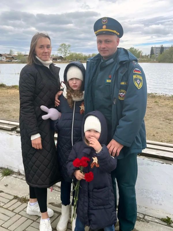 #МЧСРоссии #ДеньСемьи. 12 лет рука об руку В День семьи, любви и верности рассказываем историю еще одной семьи, в которой надежный тыл помогает выполнять одну из самых непростых профессий