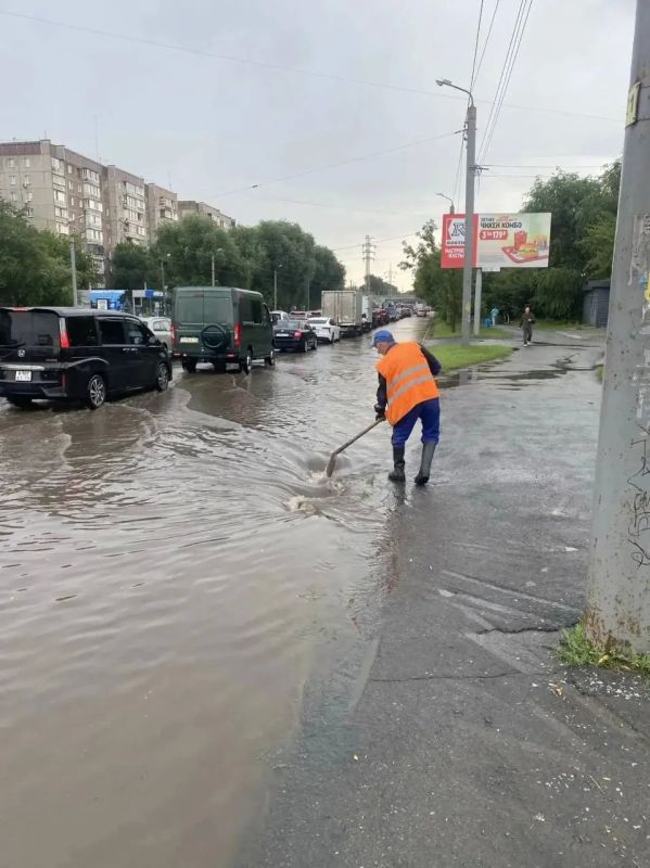 Четыре бригады вышли на борьбу с последствиями ливня в Челябинске Четыре бригады вышли на борьбу с последствиями ливня в Челябинске
