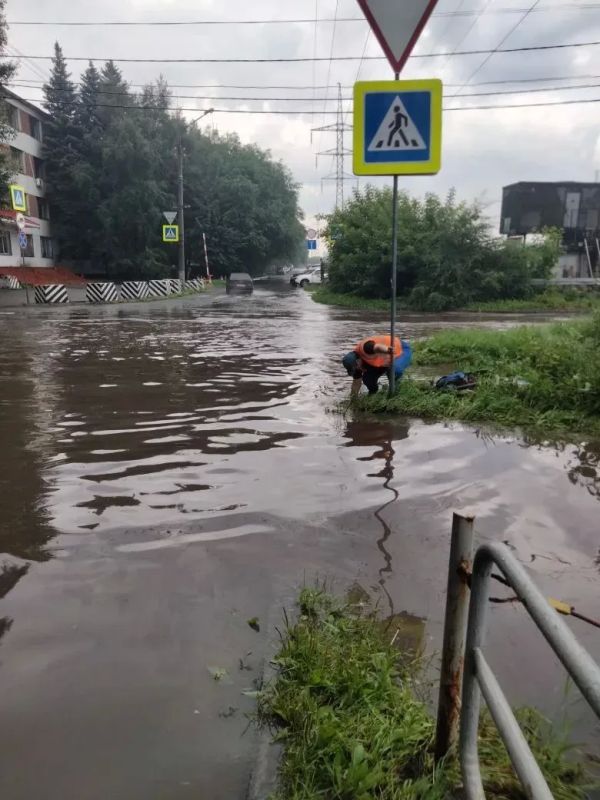 В Челябинске массово чистят ливневки после сильного дождя В Челябинске массово чистят ливневки после сильного дождя