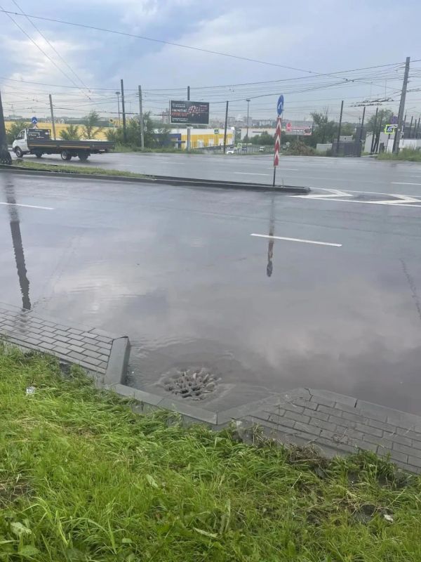 В Челябинске ликвидируют последствия мощного ливня В Челябинске ликвидируют последствия мощного ливня