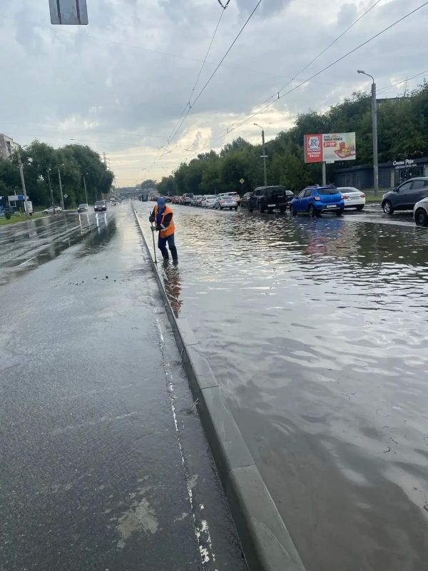 В Челябинске массово чистят ливневки после сильного дождя В Челябинске массово чистят ливневки после сильного дождя