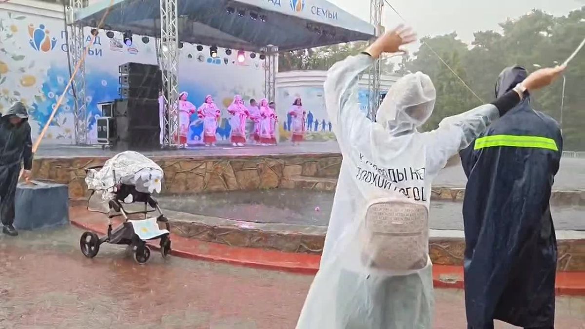 «Ключевой воды студеной» залповый ливень ощутили на себе прямо сейчас зрители концерта в парке Гагарина, организованного в честь Дня семьи, любви и верности
