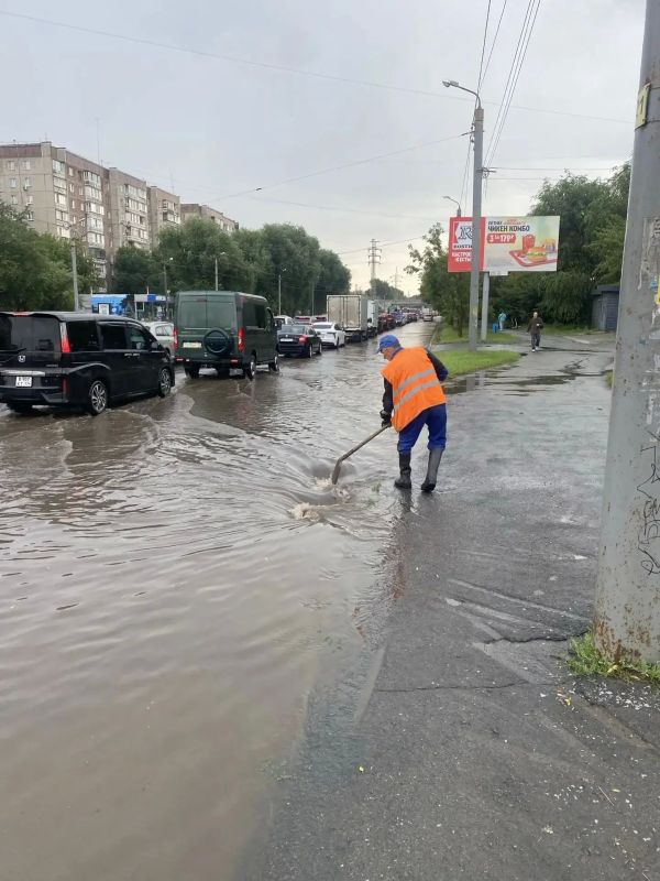 В Челябинске массово чистят ливневки после сильного дождя В Челябинске массово чистят ливневки после сильного дождя