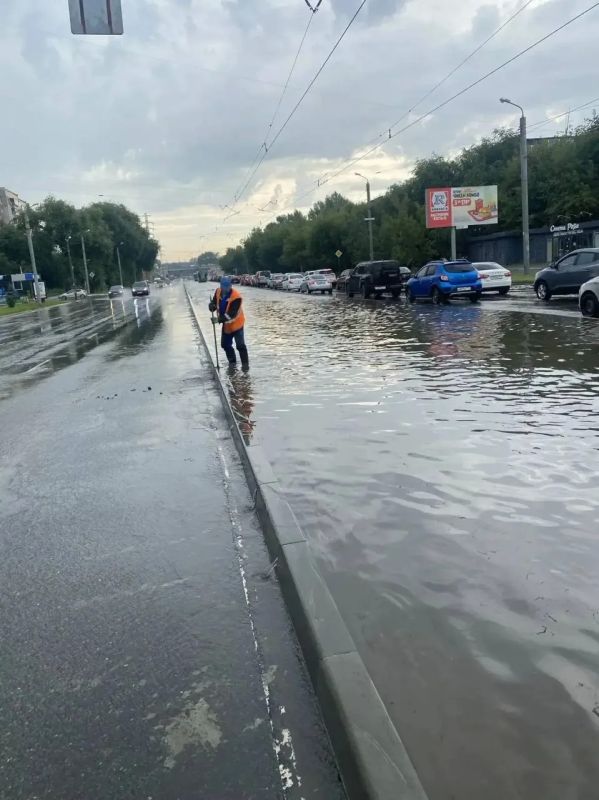 Четыре бригады вышли на борьбу с последствиями ливня в Челябинске Четыре бригады вышли на борьбу с последствиями ливня в Челябинске