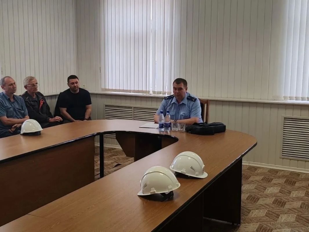 Карталинский городской прокурор провел выездной прием граждан на предприятии Карталинский городской прокурор провел выездной прием граждан на предприятии