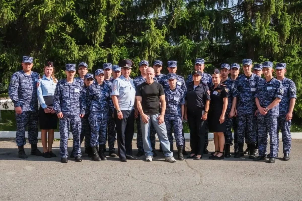 Слушателям центра профподготовки ГУ МВД области рассказал о пользе правильного питания и здорового образа жизни профессиональный спортсмен Александр Щеголев Слушателям центра профподготовки ГУ МВД области рассказал о пользе правильного питания и здорового образа жизни профессиональный спортсмен Александр Щеголев