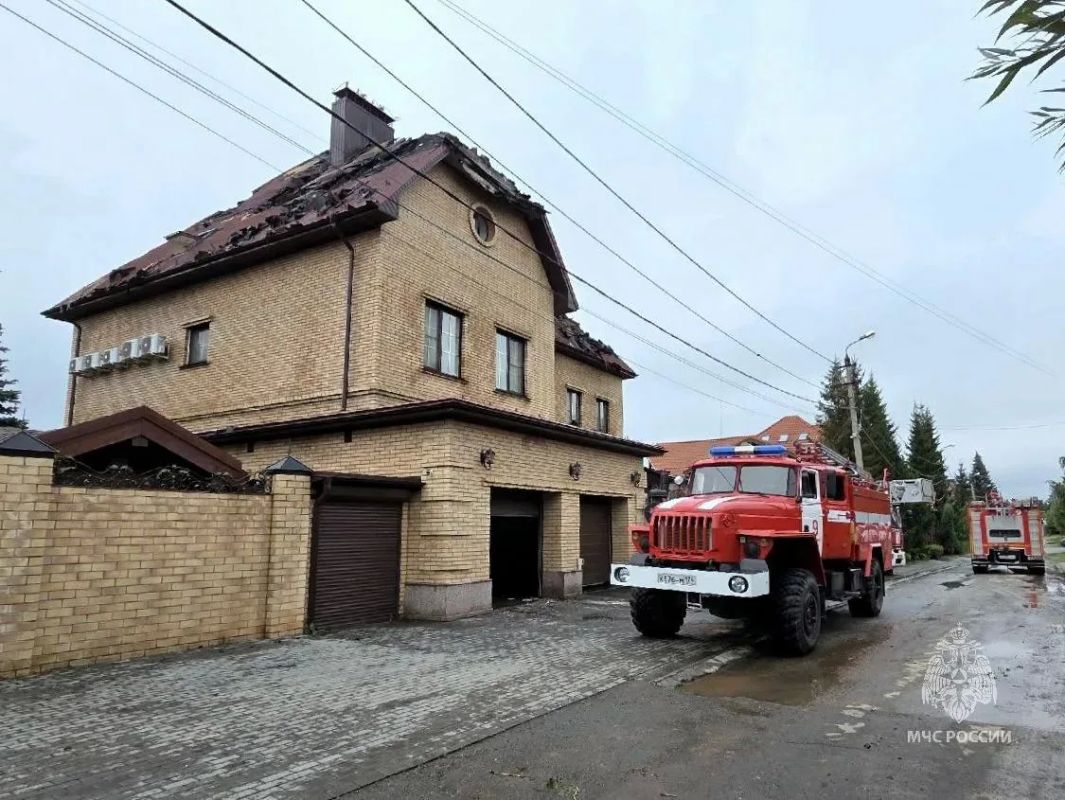 МЧС: дом загорелся из-за удара молнии МЧС: дом загорелся из-за удара молнии