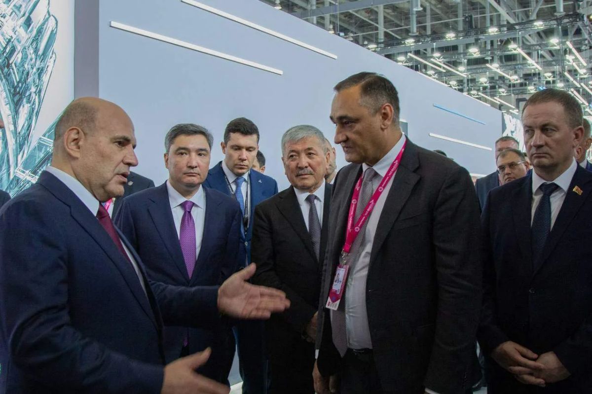 Михаилу Мишустину представили новый фронтальный погрузчик, производимый на челябинском заводе Михаилу Мишустину представили новый фронтальный погрузчик, производимый на челябинском заводе