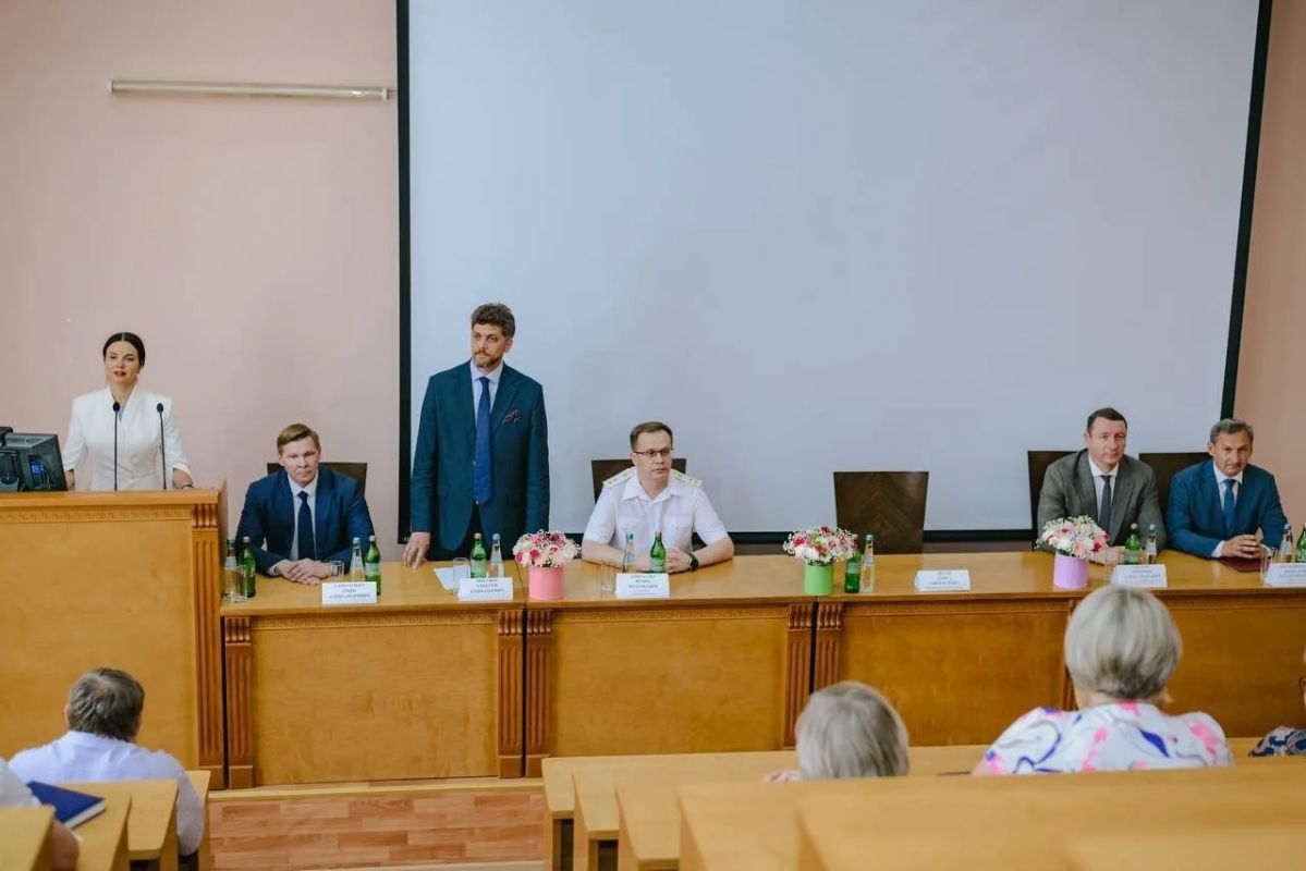 Уральский филиал Университета правосудия возглавил судья из Челябинска Алексей Лихачев Коллективу вуза в Екатеринбурге его представила ректор РГУП им. В. М. Лебедева Ольга Тисен