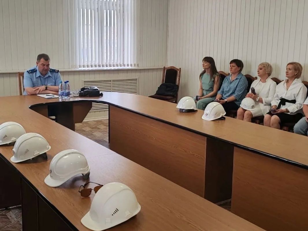 Карталинский городской прокурор провел выездной прием граждан на предприятии Карталинский городской прокурор провел выездной прием граждан на предприятии