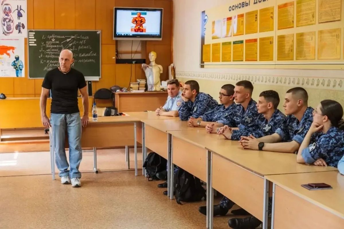 Слушателям центра профподготовки ГУ МВД области рассказал о пользе правильного питания и здорового образа жизни профессиональный спортсмен Александр Щеголев Слушателям центра профподготовки ГУ МВД области рассказал о пользе правильного питания и здорового образа жизни профессиональный спортсмен Александр Щеголев