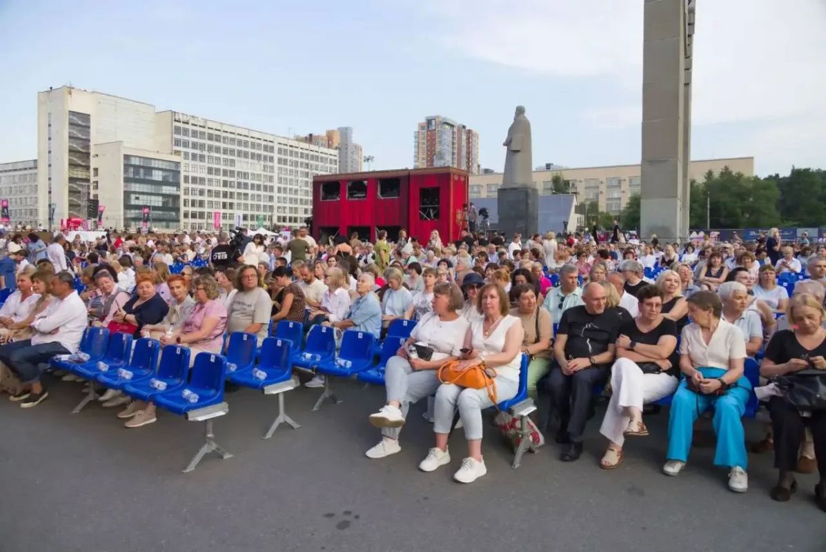 Звездные гости Миронов и Урсуляк открыли «Курчатов фест» в Челябинске Звездные гости Миронов и Урсуляк открыли «Курчатов фест» в Челябинске