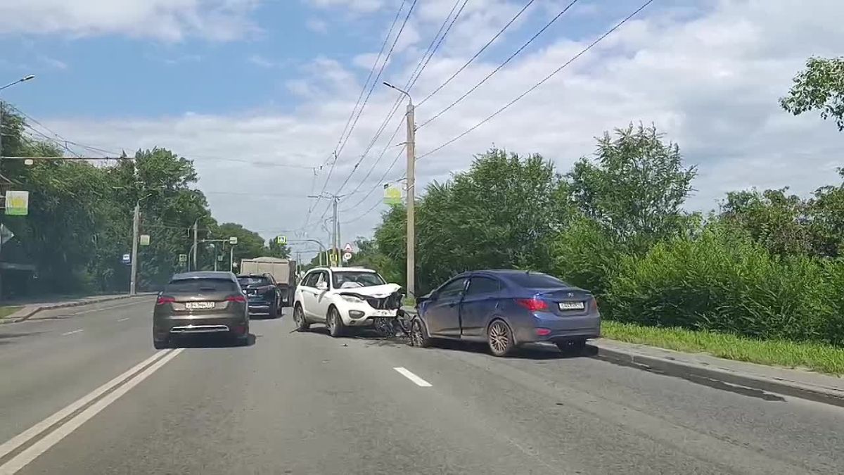 На Бродокалмакском тракте, напротив сада Дружба только что произошло сразу два серьезных ДТП
