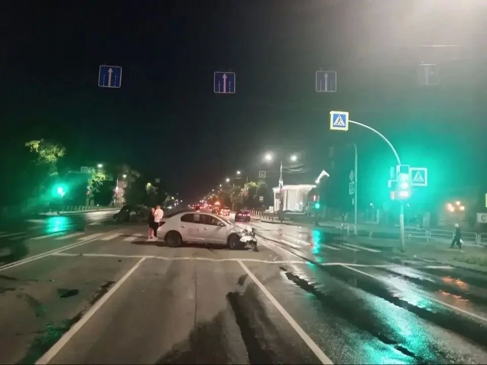 В Челябинске сбили водителя, который не поставил знак аварийной остановки В Челябинске сбили водителя, который не поставил знак аварийной остановки