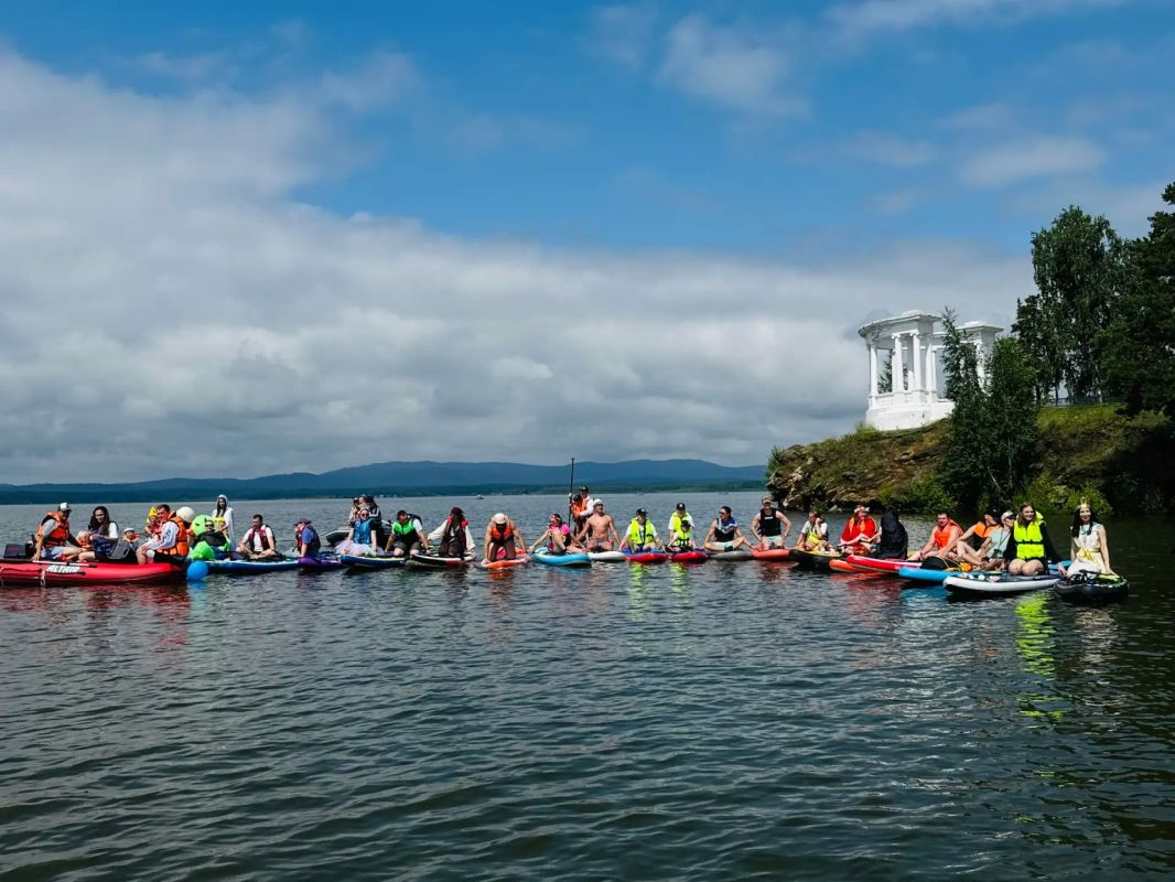 Карнавальный SUP-фестиваль проходит в Озерске Карнавальный SUP-фестиваль проходит в Озерске
